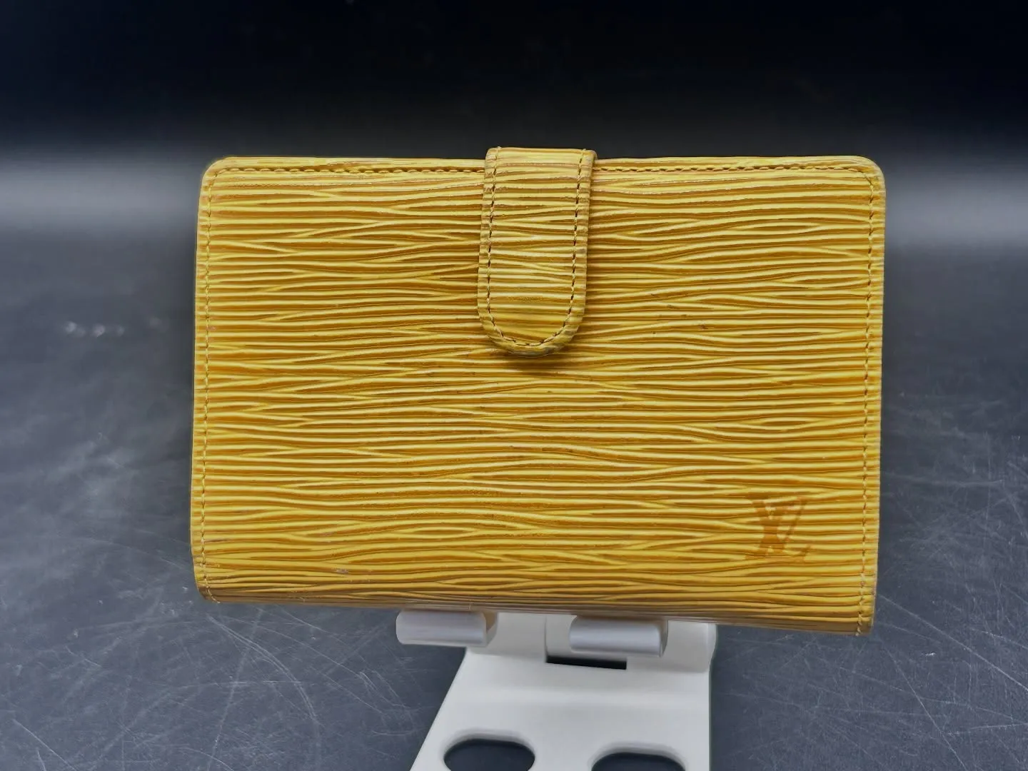 💛 Louis Vuitton エピレザー 二つ折り財布（イ...