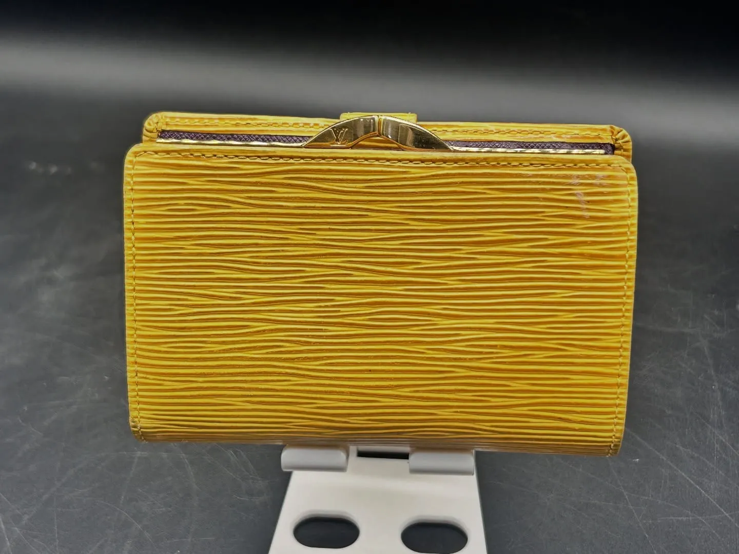 💛 Louis Vuitton エピレザー 二つ折り財布（イ...